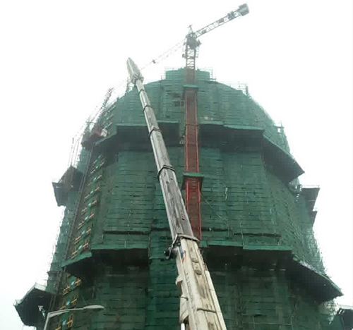韶关吊车在工地上作业